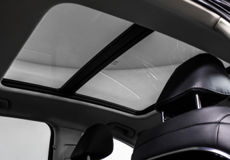 Подержанный автомобиль Hongqi H5 2023 года (17 фото)