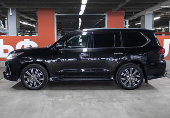 Подержанный автомобиль Lexus LX 2018 года (8 фото)