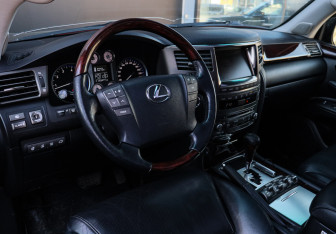 Подержанный автомобиль Lexus LX 2011 года (15 фото)