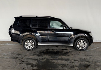 Подержанный автомобиль Mitsubishi Pajero 2013 года (8 фото)