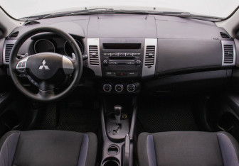 Подержанный автомобиль Mitsubishi Outlander 2010 года (13 фото)