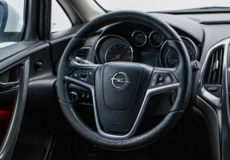 Подержанный автомобиль Opel Astra Hatchback 2012 года (15 фото)