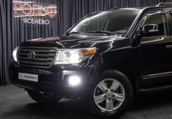 Подержанный автомобиль Toyota Land Cruiser Suv 2015 года (24 фото)