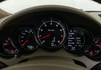 Подержанный автомобиль Porsche Cayenne 2012 года (11 фото)