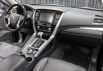 Подержанный автомобиль Mitsubishi Montero Sport 2023 года (12 фото)