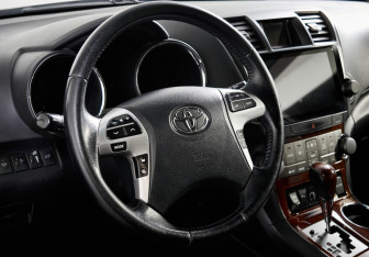 Подержанный автомобиль Toyota Highlander 2012 года (13 фото)