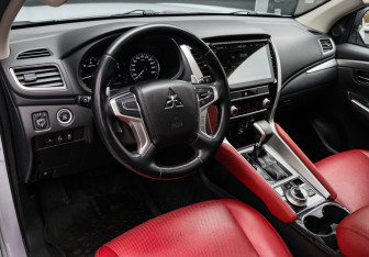 Подержанный автомобиль Mitsubishi Pajero Sport 2020 года (12 фото)