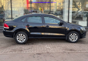 Подержанный автомобиль Volkswagen Polo Sedan 2013 года (4 фото)