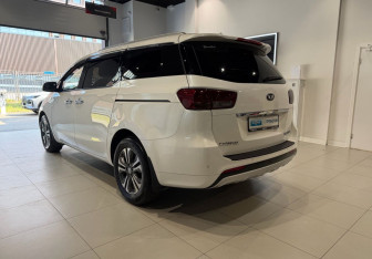 Подержанный автомобиль Kia Carnival 2017 года (6 фото)