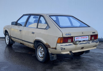 Подержанный автомобиль Москвич 2141 1990 года (7 фото)