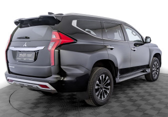 Подержанный автомобиль Mitsubishi Montero Sport 2023 года (5 фото)