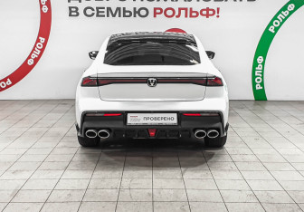 Подержанный автомобиль Changan UNI-V 2023 года (5 фото)