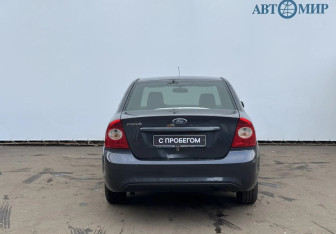 Подержанный автомобиль Ford Focus Sedan 2006 года (6 фото)