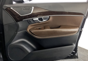 Подержанный автомобиль Volvo XC90 2019 года (25 фото)