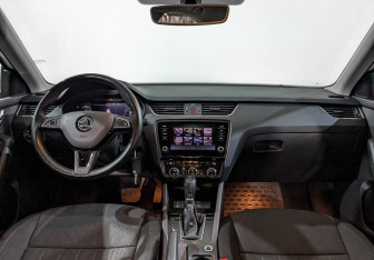 Подержанный автомобиль Skoda Octavia Liftback 2020 года (14 фото)