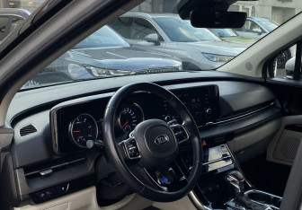 Подержанный автомобиль Kia Carnival 2021 года (22 фото)
