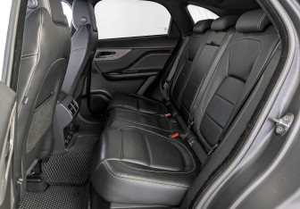 Подержанный автомобиль Jaguar F-Pace 2017 года (18 фото)