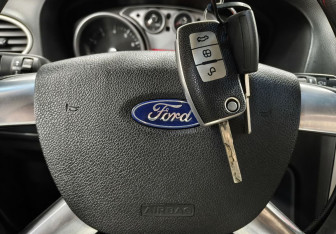 Подержанный автомобиль Ford Focus Sedan 2009 года (14 фото)