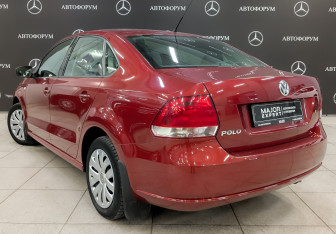 Подержанный автомобиль Volkswagen Polo Sedan 2012 года (7 фото)