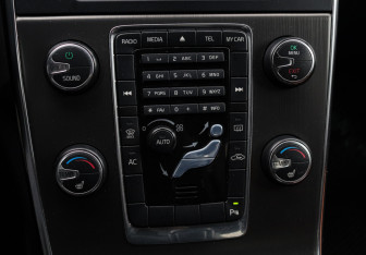 Подержанный автомобиль Volvo S60 2012 года (13 фото)