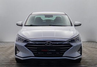 Подержанный автомобиль Hyundai Elantra Sedan 2019 года (8 фото)