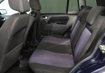 Подержанный автомобиль Ford Fusion 2006 года (10 фото)