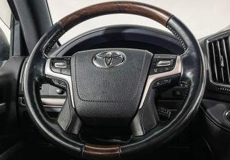 Подержанный автомобиль Toyota Land Cruiser Suv 2017 года (14 фото)