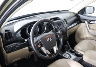 Подержанный автомобиль Kia Sorento 2009 года (9 фото)