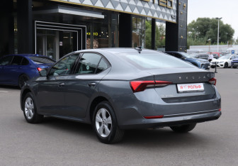 Подержанный автомобиль Skoda Octavia Liftback 2021 года (7 фото)