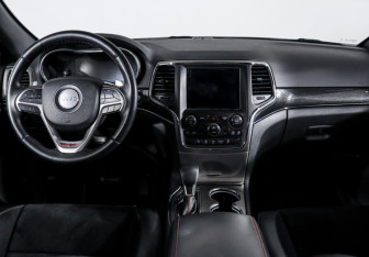Подержанный автомобиль Jeep Grand Cherokee 2017 года (12 фото)
