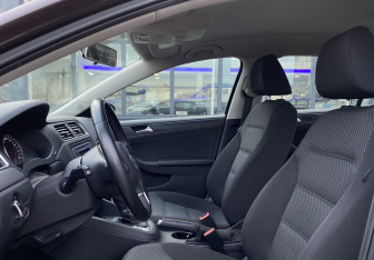 Подержанный автомобиль Volkswagen Jetta Sedan 2014 года (17 фото)