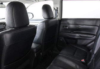 Подержанный автомобиль Mitsubishi Outlander 2012 года (12 фото)