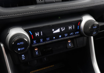 Подержанный автомобиль Toyota RAV4 2021 года (14 фото)