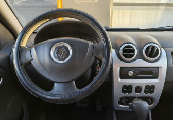 Подержанный автомобиль Renault Sandero 2010 года (9 фото)