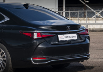 Подержанный автомобиль Lexus ES 2018 года (10 фото)