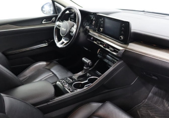 Подержанный автомобиль Kia K5 2021 года (12 фото)