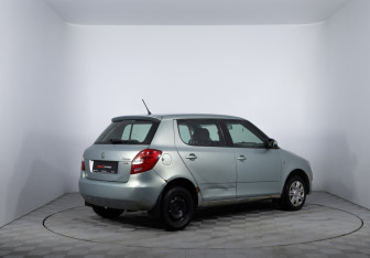Подержанный автомобиль Skoda Fabia Hatchback 2012 года (5 фото)