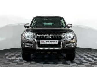 Подержанный автомобиль Mitsubishi Pajero 2015 года (2 фото)