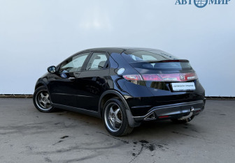 Подержанный автомобиль Honda Civic Hatchback 2011 года (7 фото)