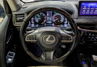 Подержанный автомобиль Lexus LX 2015 года (21 фото)