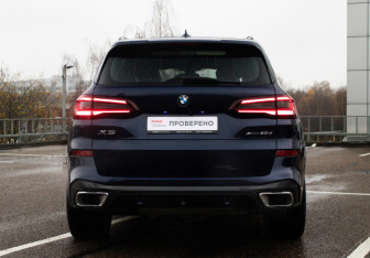 Подержанный автомобиль BMW X5 2021 года (6 фото)
