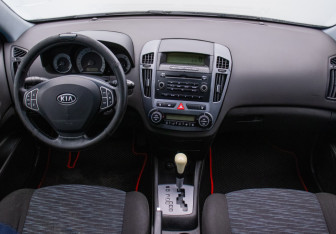 Подержанный автомобиль Kia Ceed Wagon 2008 года (13 фото)