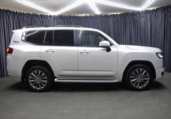 Подержанный автомобиль Toyota Land Cruiser Suv 2021 года (4 фото)