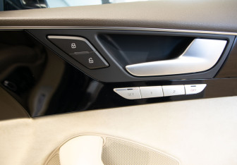Подержанный автомобиль Audi A8 2016 года (33 фото)