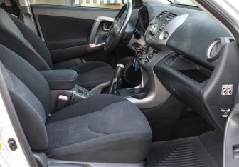 Подержанный автомобиль Toyota RAV4 2006 года (11 фото)
