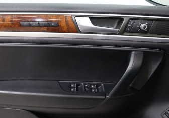 Подержанный автомобиль Volkswagen Touareg 2013 года (11 фото)