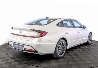 Подержанный автомобиль Hyundai Sonata 2022 года (5 фото)