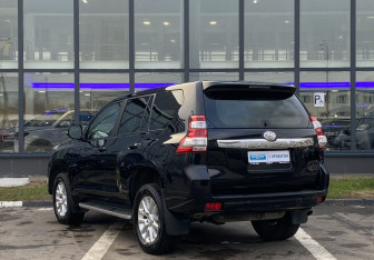 Подержанный автомобиль Toyota Land Cruiser Prado 2013 года (7 фото)