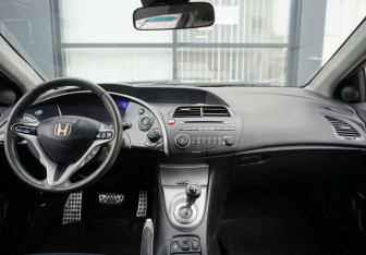 Подержанный автомобиль Honda Civic Hatchback 2008 года (11 фото)