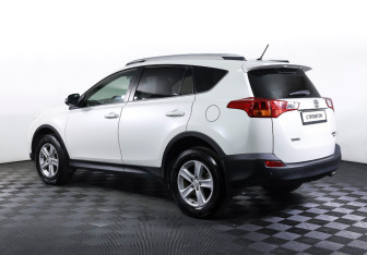 Подержанный автомобиль Toyota RAV4 2013 года (7 фото)
